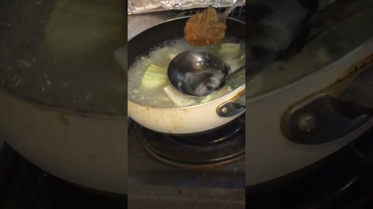 #Shorts 料理初心者必見！！じゃがいもとキャベツの味噌汁の作り方！！！