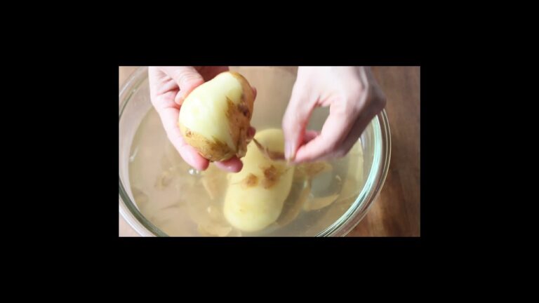 #shortsまるごと冷凍じゃがいもは1分水につけるとツルッと手で簡単に皮がむけるし、芽も簡単に取れるよ。カレーや肉じゃが、もっちり食感で美味し過ぎるPeel the potatoes by hand