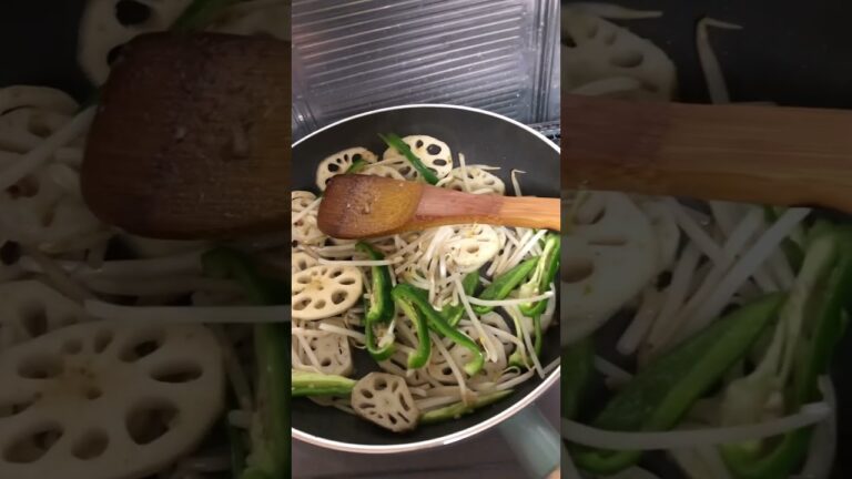 箔のある暮らし（蓮根、もやし、ピーマン炒め、仕上げは箔❣️）