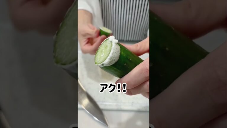 【夏の食材 裏ワザ4選】#暮らし #暮らしのアイデア #暮らしのアイディア #裏技 #裏ワザ #ライフハック　桃が硬い時は小さめのハサミで種に沿うように切り込み入れてみてね。キュウリはヘタの方だけで良
