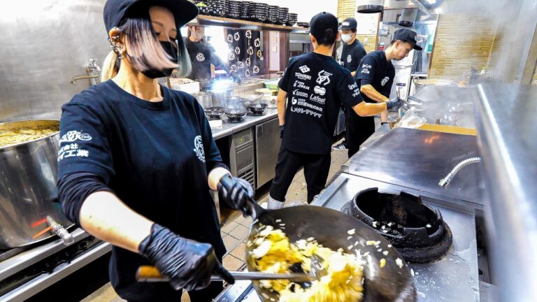 岡山）高速チャーハン鍋振りお姉さんが躍動！働く男達の胃袋を掴むニンニクたっぷりラーメンが感動的な旨さだった。。