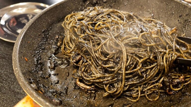 俺がこのチャンネルで絶対に使わなかったヤバい食材で本気の2品作ります【至高のイカスミパスタ】