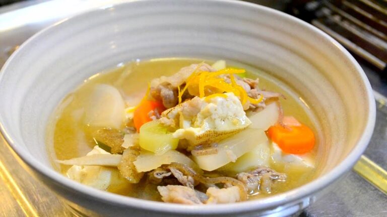 カラダが芯から暖まる　豚汁の作り方　　How to make miso soup with pork and vegetables