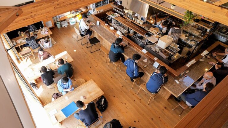 デカ唐揚げ！天ぷら！田んぼにポツンと行列うどん店を営む敏腕店主がスゴかった・・・丨Japanese Sanuki Udon
