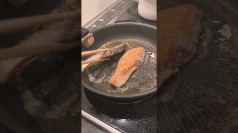 【簡単】鮭のムニエルとマッシュポテト【美味しい】#男子ご飯 #料理男子 #料理勉強中 #おうちごはん #クッキングラム #自炊男子 #よるごはん日記暮らしを楽しむ #暮らしを整える