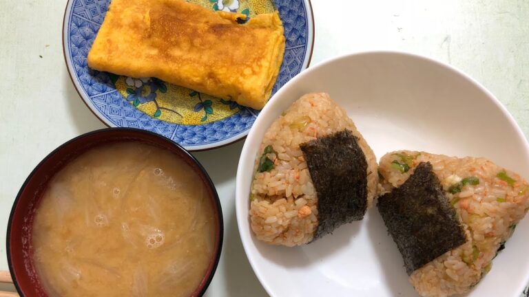 【癒しの和】ごま油とネギの鮭おにぎり&玉ねぎの味噌汁&卵焼き【美味しいね】