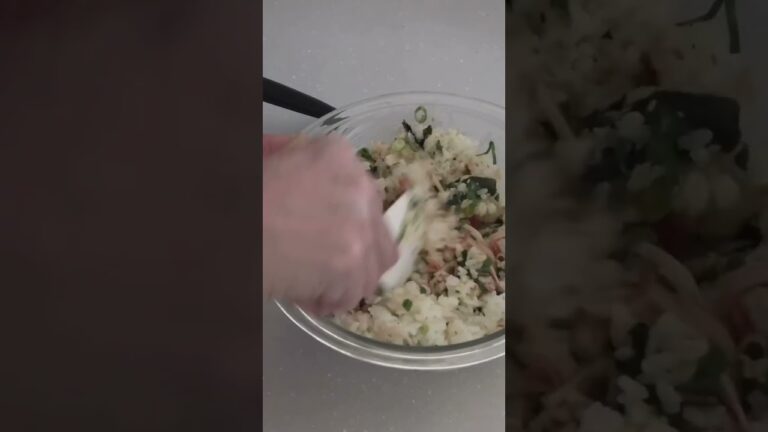 手軽さと美味しさが比例しない！カニカマと青ネギのごまマヨ一口おにぎり