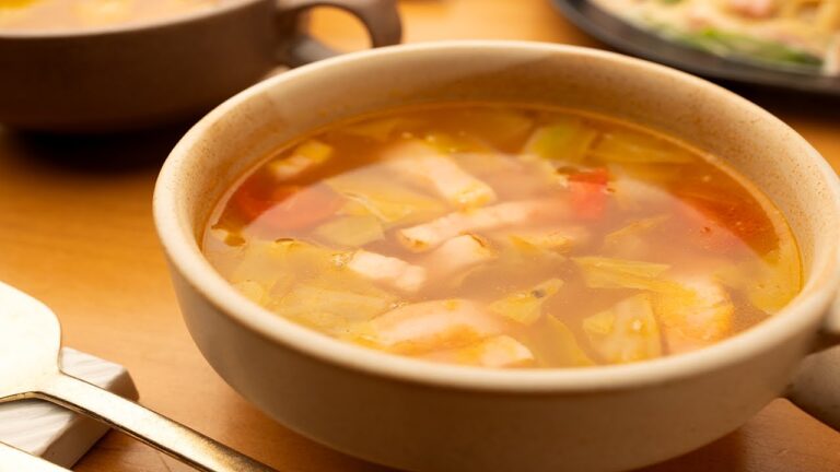 【調味料2つだけ】野菜の旨みを限界までひき出した『ベーコンのスープ』