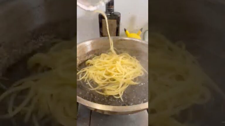 秒で完食！イカスミパスタ｜想像を絶する美味しさなので安心してください。#shorts