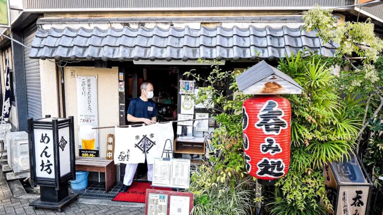 信じられない超絶どんぶりラッシュ！驚異的な注文量を華麗に回す素朴な大衆うどん店に密着丨Udon Restaurant's Ultimate Egg Rice Bowl