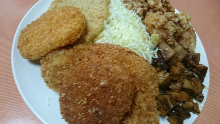 【健康診断終わったので肉屋の惣菜買いまくる❗】 以前から気になってたお肉屋さん🐷 健康診断も終わったのでとんかつ唐揚げハムカツ焼豚角切りなど欲望のまま買う❗