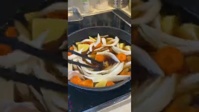 【フライパンで簡単🍳】ホロホロ肉じゃが🥔　#shorts #料理動画 #料理男子 #料理簡単  #レシピ動画 #夫婦 #二人暮らし #肉じゃが