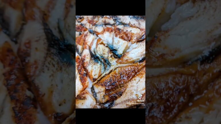 定番の【巻き寿司】　甘〜く炊いた【いなり寿司】　脂ののった【ウナギ押し寿司】　食べやすいお味の【エビ押し寿司】　　巻き寿司/押し寿司/いなり寿司がセットになった【大阪寿司トリオ】です　