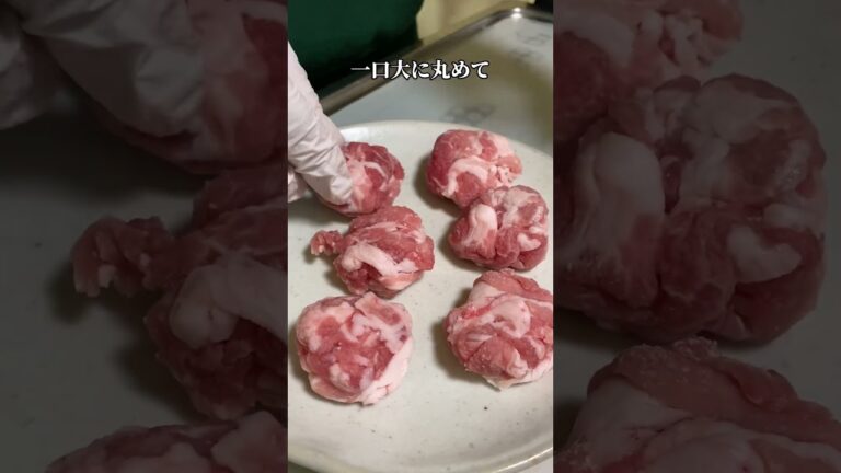 豚こま肉で肉団子を作る旦那  #飯テロ #自炊 #料理 #男飯