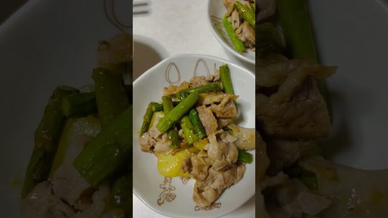 お疲れさまです🍷豚こまじゃがアスパラの、にんにくバター醤油炒めを作りました！とんかつは買ってきました