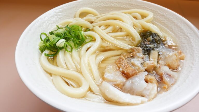 【かすうどん!!脂の旨味が沁み渡った出汁!!】飲み干したくなる讃岐うどんの名店【たも屋 本店】香川県高松市