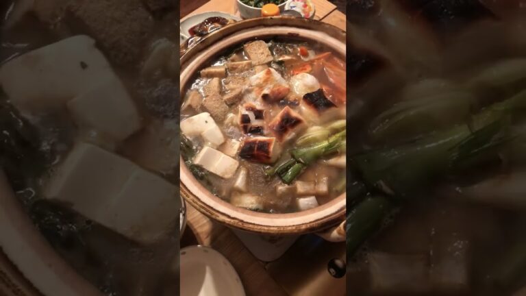 お雑煮風鍋？野菜や豆富、焼いたお餅を入れました✨食べるラー油など好みのタレで、美味しかった💕（スープはやくぜんだし、醤油、ねり胡麻、昆布） #ヴィーガン #vegan  ＃鍋