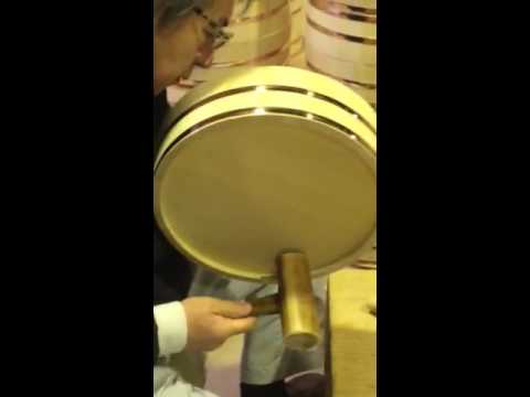 寿司桶の底入れ作業