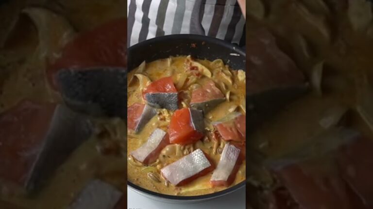 簡単20分でスパイスカレー♪鮭ときのこの秋カレー #196 詳しい作り方はコメント欄から