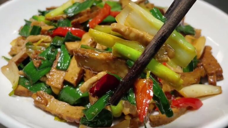 廚師長教你蒜苗香乾炒肉絲的家常做法，步驟詳細，鮮香嫩滑下酒又下飯【留意美食】#蒜苗香乾炒肉絲 #家常菜 #留意美食 #中式料理 #鮮香嫩滑