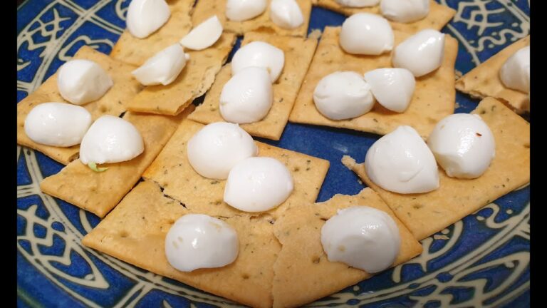 クラッカーの上にモッツァレラチーズを乗せて食べる。(Eat it with mozzarella cheese on a cracker.)