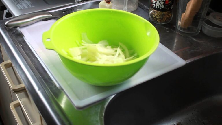 タマネギの中に豚肉を入れて柔らかくする