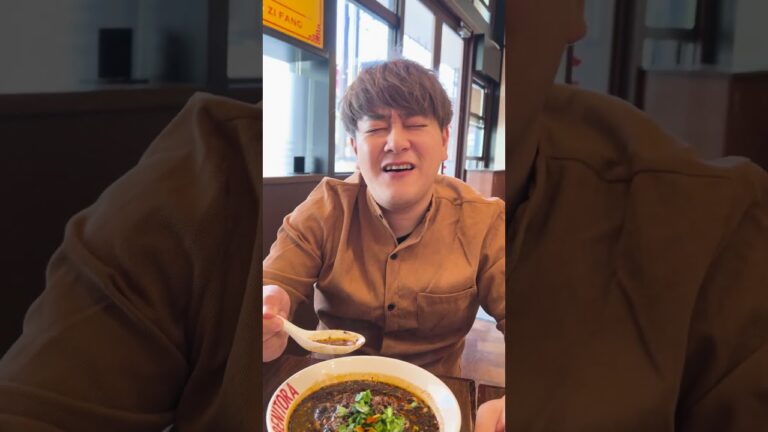 担々麺好きすぎて毎日食べたい🍜#夫婦 #さとゆい #youtubefood #担々麺 #中華料理 #飯テロ