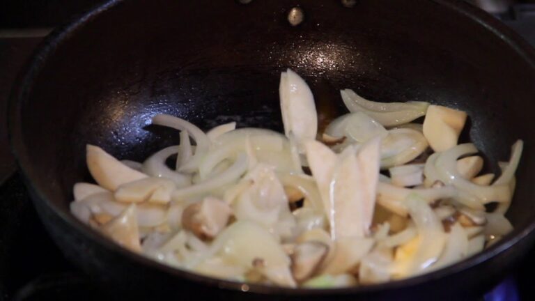 キノコと玉ねぎのかんたんあったか温豆腐【山田タカオの山田流クッキング】