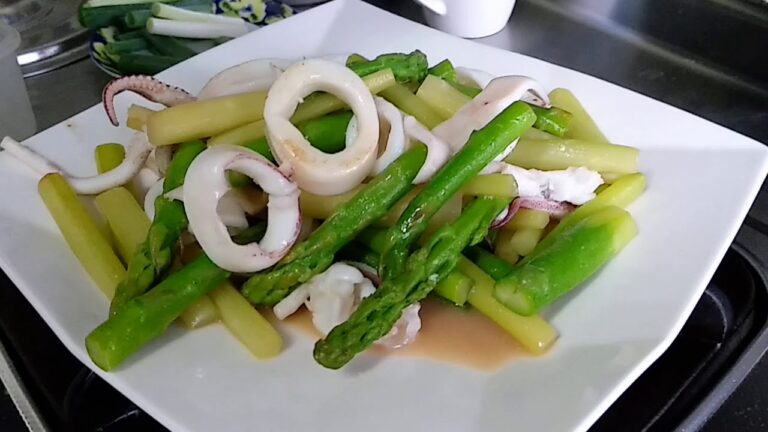 美味開箱-蘆筍炒中卷 (Stir fry squid with asparagus) ! Taiwanese cuisine!