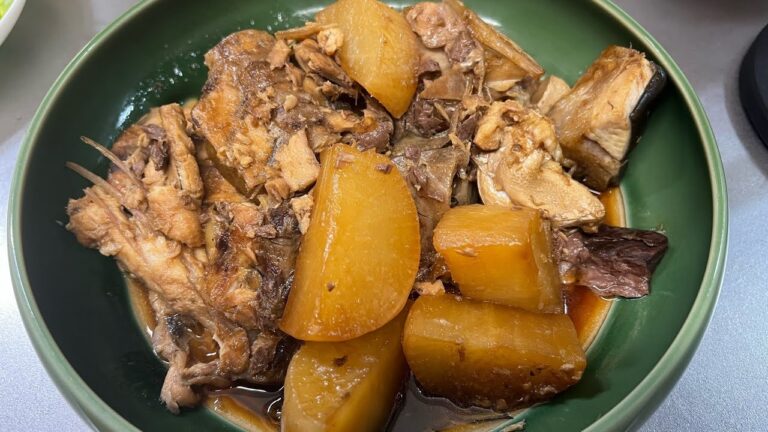 切り身ではなくあらを使ってのブリ大根も最高です　#男の料理 #男飯 #おうちごはん #cooking #料理好きな人と繋がりたい #ぶり大根 #あら #ぶり #冬の味覚 #大根レシピ