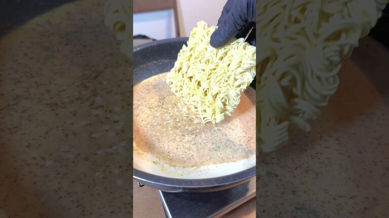 【簡単料理】 3分でできるめっちゃ美味しいクリーム明太子インスタント麺 【料理 簡単 美味しい 明太子】 #shorts