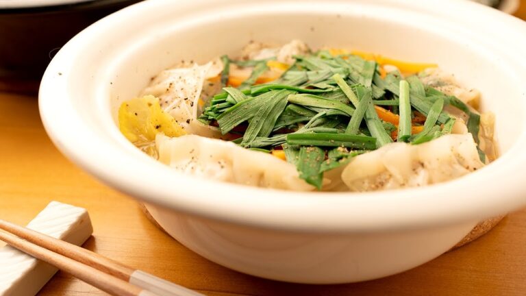 【旨みがギュッ】バクバク野菜が無限にすすむ『白菜の餃子鍋』