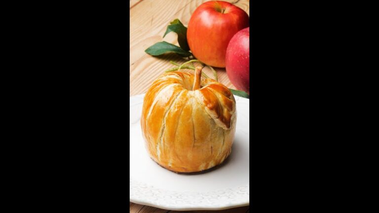 【リンゴは丸ごと包むべし！】「簡単なのに映えます！」丸ごとアップルパイ / Whole Apple Pie #shorts