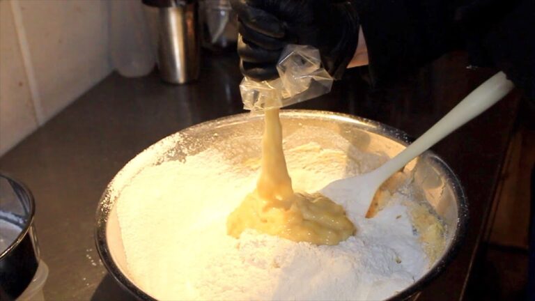 プロのバリスタが淹れた本格コーヒーのカクテルとコーヒーに合うバナナケーキの作り方