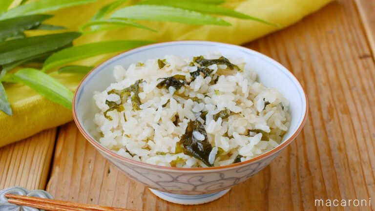 【わかめ炊き込みごはん】わかめスープの素で簡単！調味料はしょうゆとごま油だけ♪｜macaroni（マカロニ）