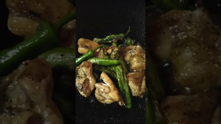 鶏モモ肉と獅子唐の蒸し焼き、仕上げに水分を飛ばす