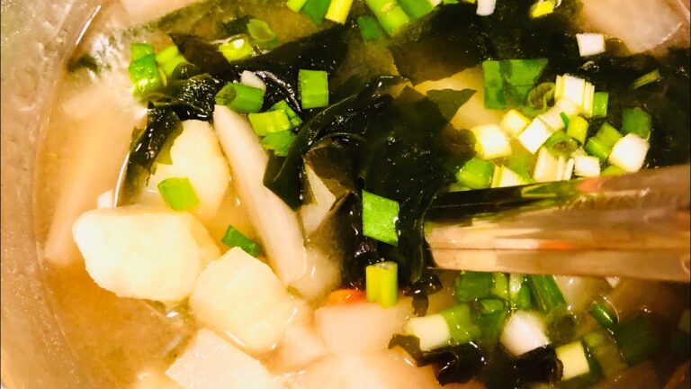 Potato and seaweed miso soup 😳♥️🥣 じゃがいもとわかめの味噌汁☺️の作り方　レシピ付き　【お米生活の王道レシピ】