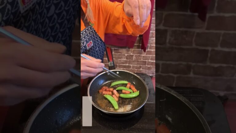 【レシピ】ズボラにガッツリなスナップエンドウと厚切りベーコンのスパイス炒めバルサミコ酢を添えて  #レシピ #料理 #料理動画 #簡単レシピ #ズボラ料理 ##レシピ動画  #ズボラ飯  #ズボラ料理