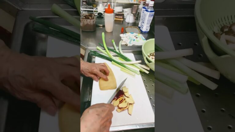 ９３歳おばあちゃん、今朝の味噌汁　さつまいも🍠、油揚、しめじ、ねぎ