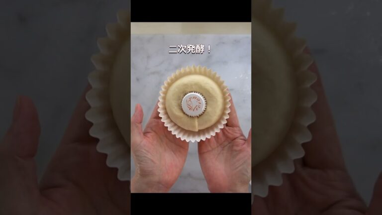 アップルクランブルパンの成形は簡単で超おしゃれ😍りんごとパルメザンのコラボパン🍎本編はチャンネルページで見つけてね😄