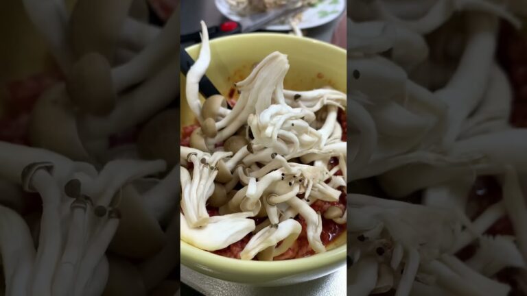 【簡単パパ飯】レンジでパパッとおつまみ。しめじのそぼろ煮#shorts