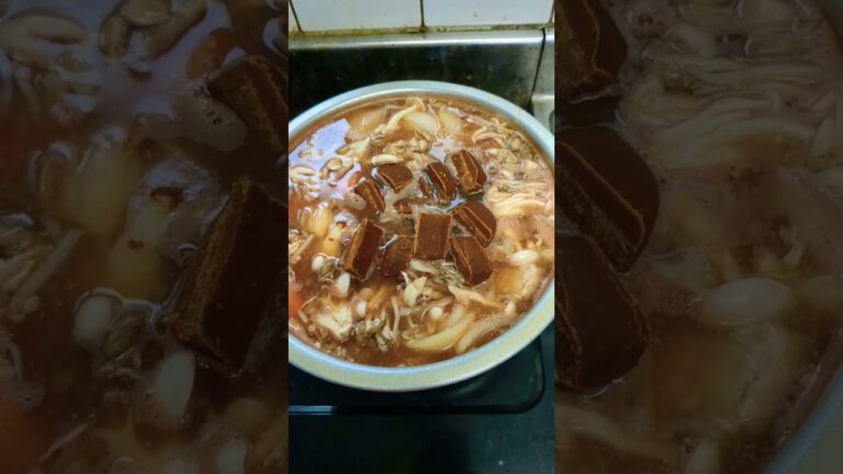 甘熟トマトのハヤシライスつくりました。チキンに玉ねぎ、じゃがいも、にんじん、もやし、キノコ入です