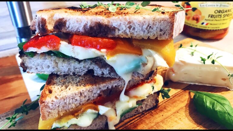 『パプリカマリネのサンドイッチ』カマンベールとハーブとパン