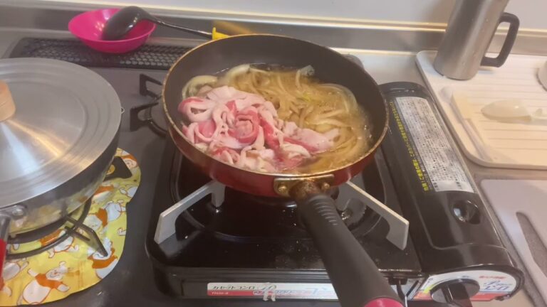 今回はめんつゆで作った牛丼を作りました。牛肉を柔らかくする方法もご紹介しています。毎日献立を考える方へ。簡単に作れますので参考にしてみて下さい。