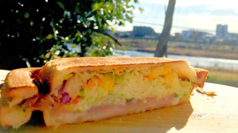 【ヘルシー】絶品♪シーザーサラダのホットサンド！コンビニ具材でお店の味！