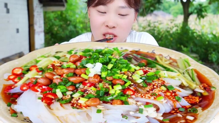 天氣悶熱秋妹拌個涼粉來吃，酸酸辣辣嗦一口，涼爽開胃太巴適了！ 【顏美食】