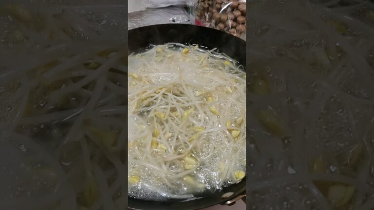 二郎系スープのためにもやしを蒸す#二郎系 #鉄フライパン #お昼ごはん