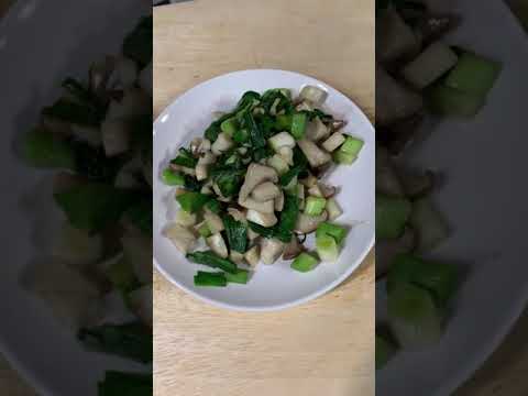 家庭料理完成！野菜たっぷり味噌汁、肉じゃが、エリンギと葉ニンニクの炒め、椎茸とひじきの炊き込みご飯（柔らかめ）です。