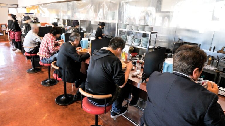 にんにくスタミナラーメンと炒飯で働く男達の胃袋を鷲掴み！大量注文を鮮やかに捌く岐阜ロードサイドラーメン店