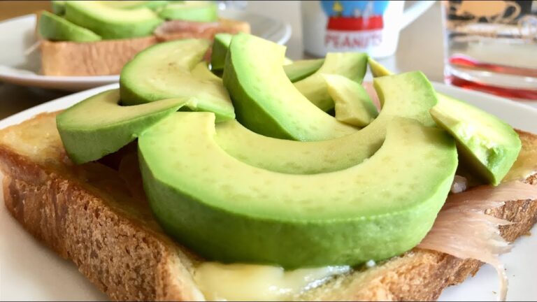 アボカドと生ハムのトースト A Toast with Avocado & Uncured Ham